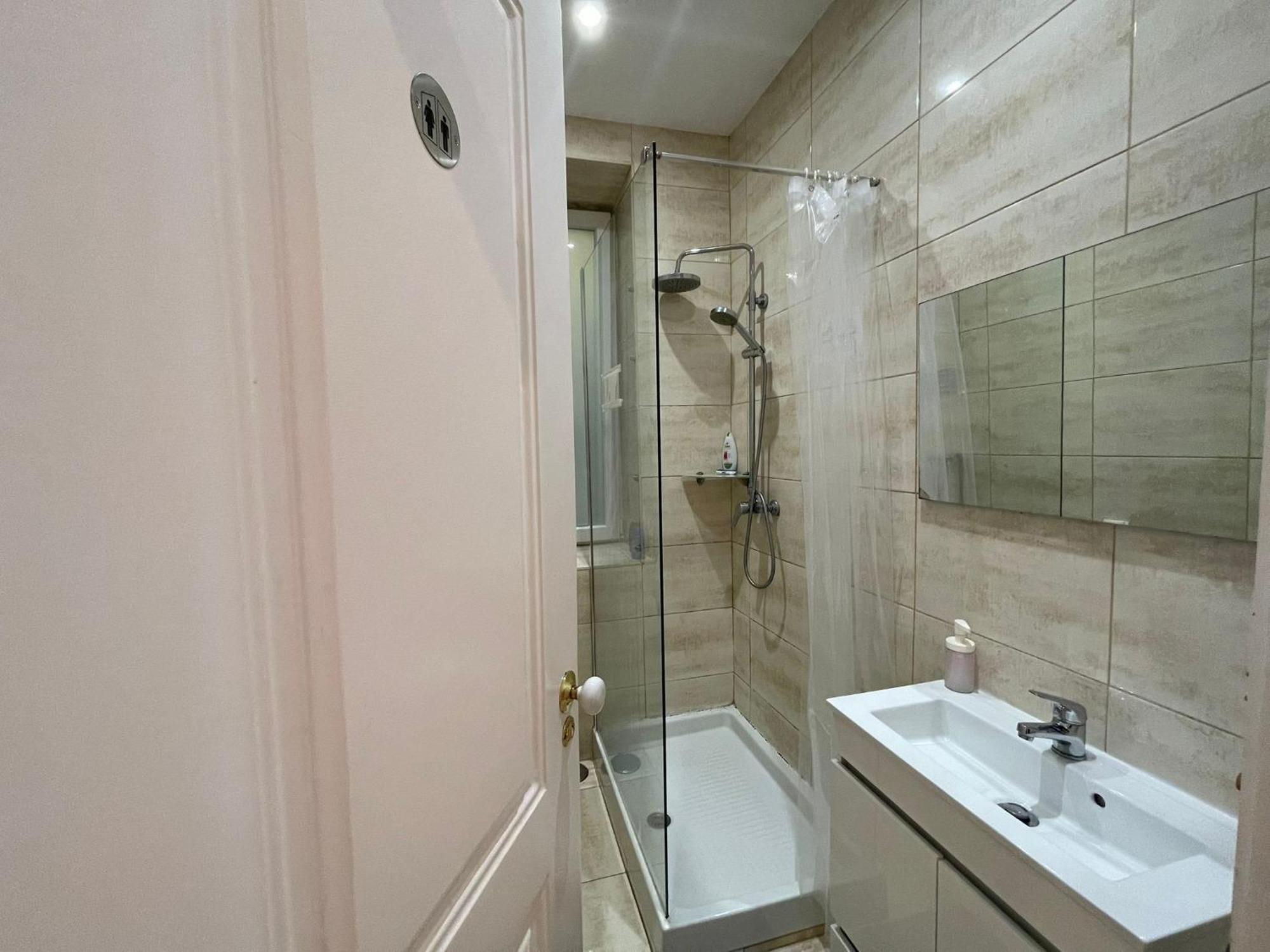 Embassy Arriaga Private Elegance In Stylish Shared Pensión Lisboa